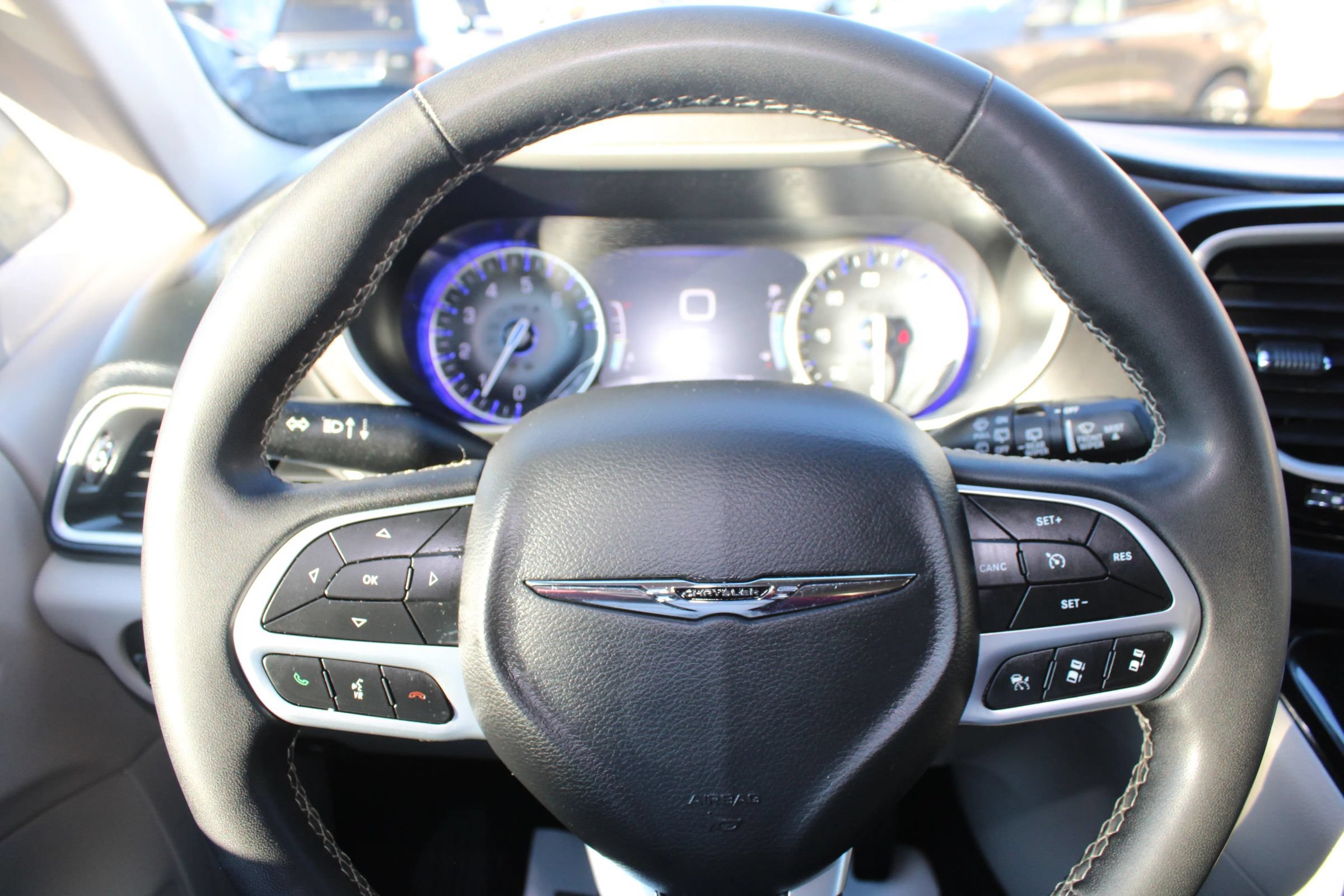 Used 2023 Chrysler Pacifica Touring-L FWD image 7