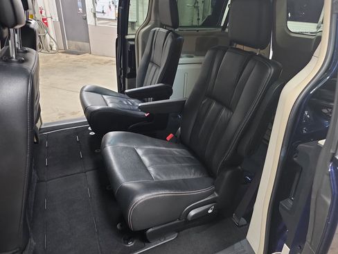 Used 2015 Chrysler Town & Country Touring-L w/ Driver Convenience Group image 16