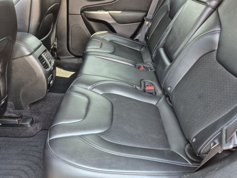 Used 2019 Jeep Cherokee Latitude Plus w/ Comfort/Convenience Group AWD/4WD image 17