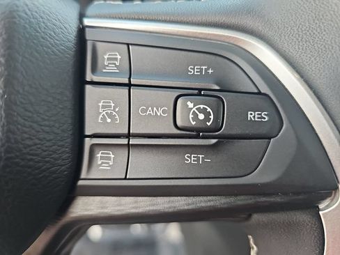Used 2023 Jeep Grand Cherokee Altitude RWD image 16