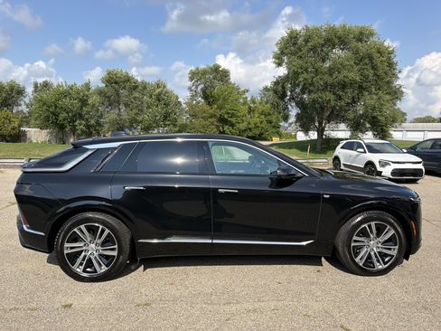 Used 2024 Cadillac Lyriq Luxury AWD/4WD image 3