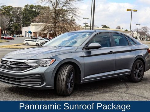 Used 2023 Volkswagen Jetta SE w/ Panoramic Sunroof Package image 3