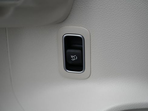 Used 2022 Mercedes-Benz GLB 250 4MATIC image 23