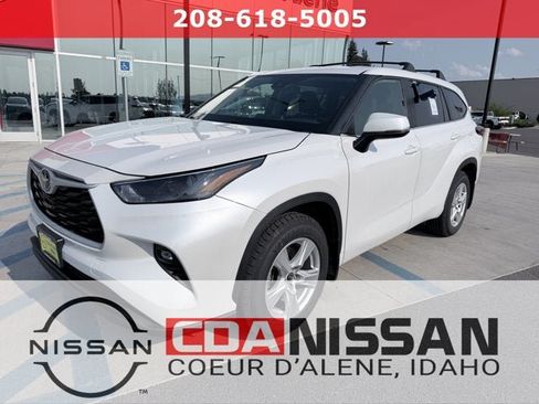 Used 2023 Toyota Highlander LE AWD/4WD image 1