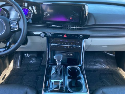 Used 2023 Kia Carnival EX image 11