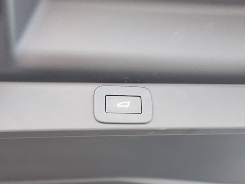 Certified 2025 Land Rover Range Rover SE image 27