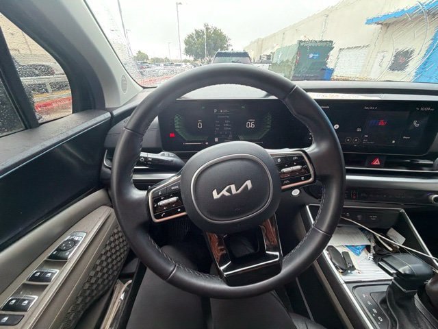 Used 2025 Kia Carnival FWD image 16