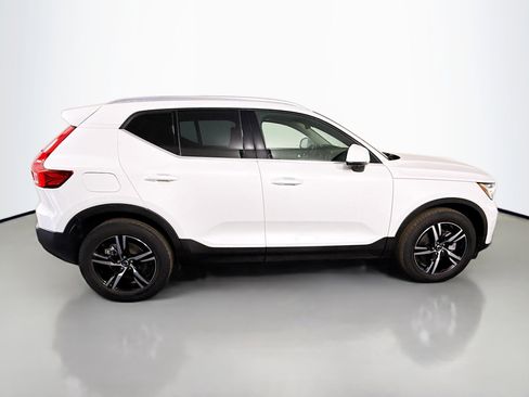 Used 2023 Volvo XC40 B5 Plus image 11