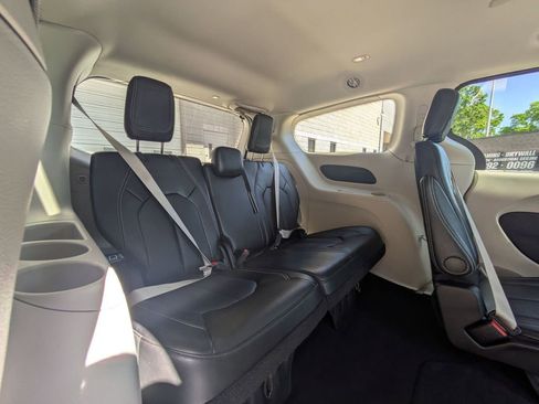 Used 2024 Chrysler Pacifica Touring-L FWD image 28