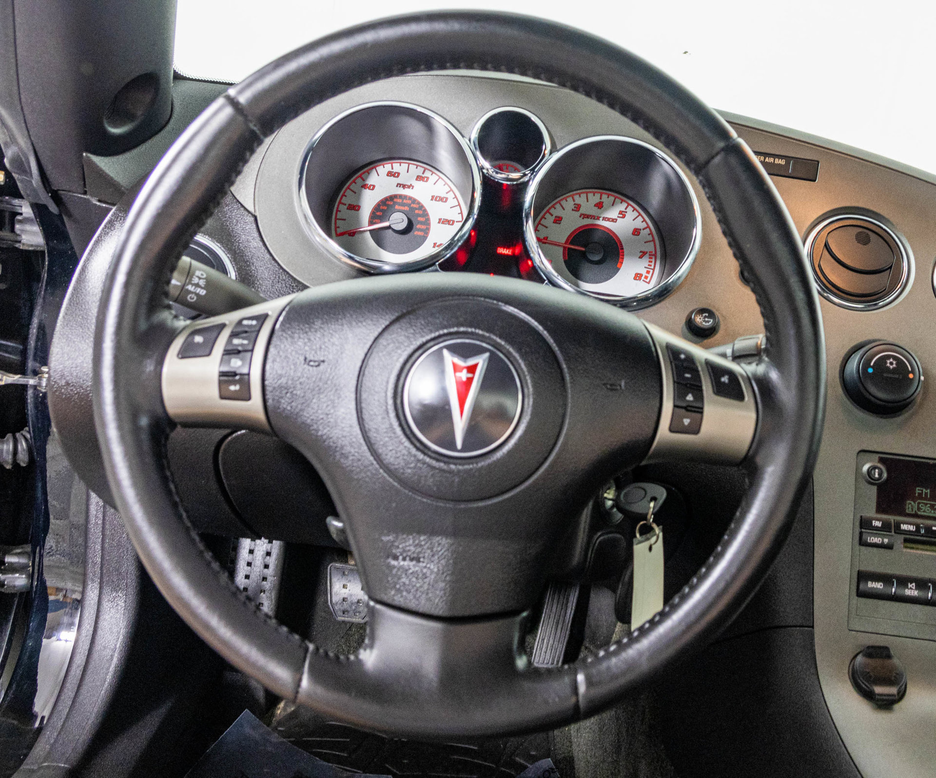 Used 2006 Pontiac Solstice Convertible w/ Premium Package RWD image 28