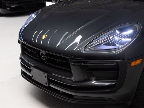 Certified 2024 Porsche Macan AWD/4WD image 31