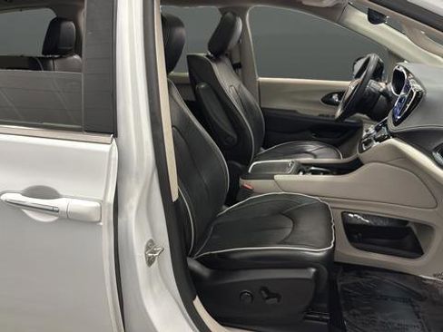 Used 2023 Chrysler Pacifica Limited w/ Uconnect Theater Family Group FWD image 25