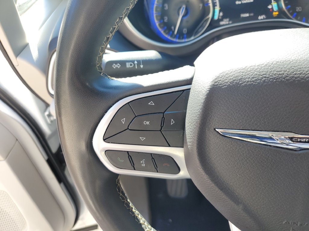 Used 2023 Chrysler Pacifica Touring-L FWD image 28