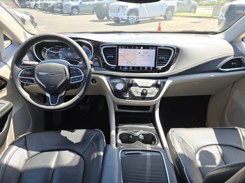 Used 2023 Chrysler Pacifica Limited FWD image 58