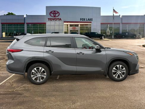 Used 2023 Toyota Highlander XLE AWD/4WD image 6