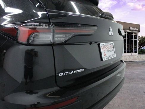 New 2025 Mitsubishi Outlander ES image 4