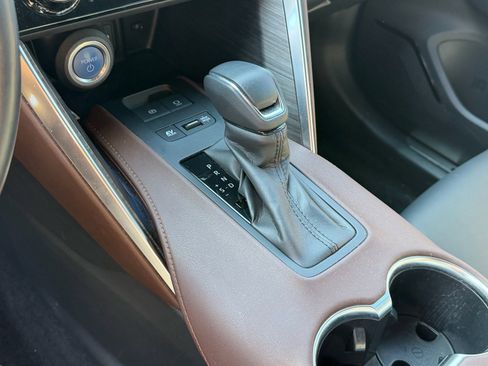 Used 2022 Toyota Venza XLE image 12