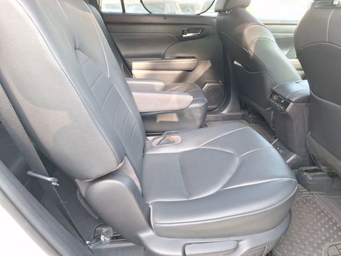 Used 2020 Toyota Highlander XLE image 31