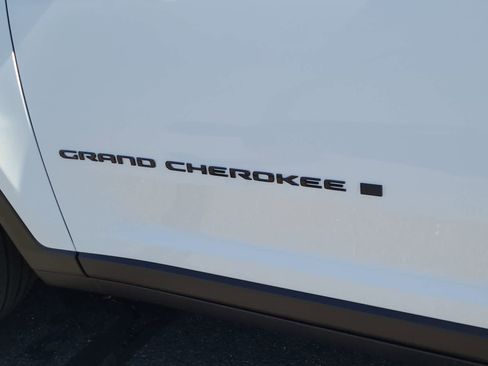 New 2025 Jeep Grand Cherokee Limited image 15