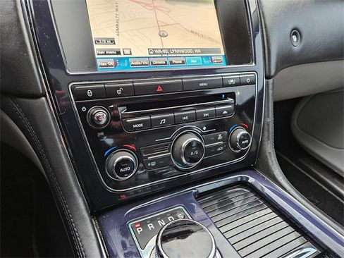 Used 2011 Jaguar XJ image 19