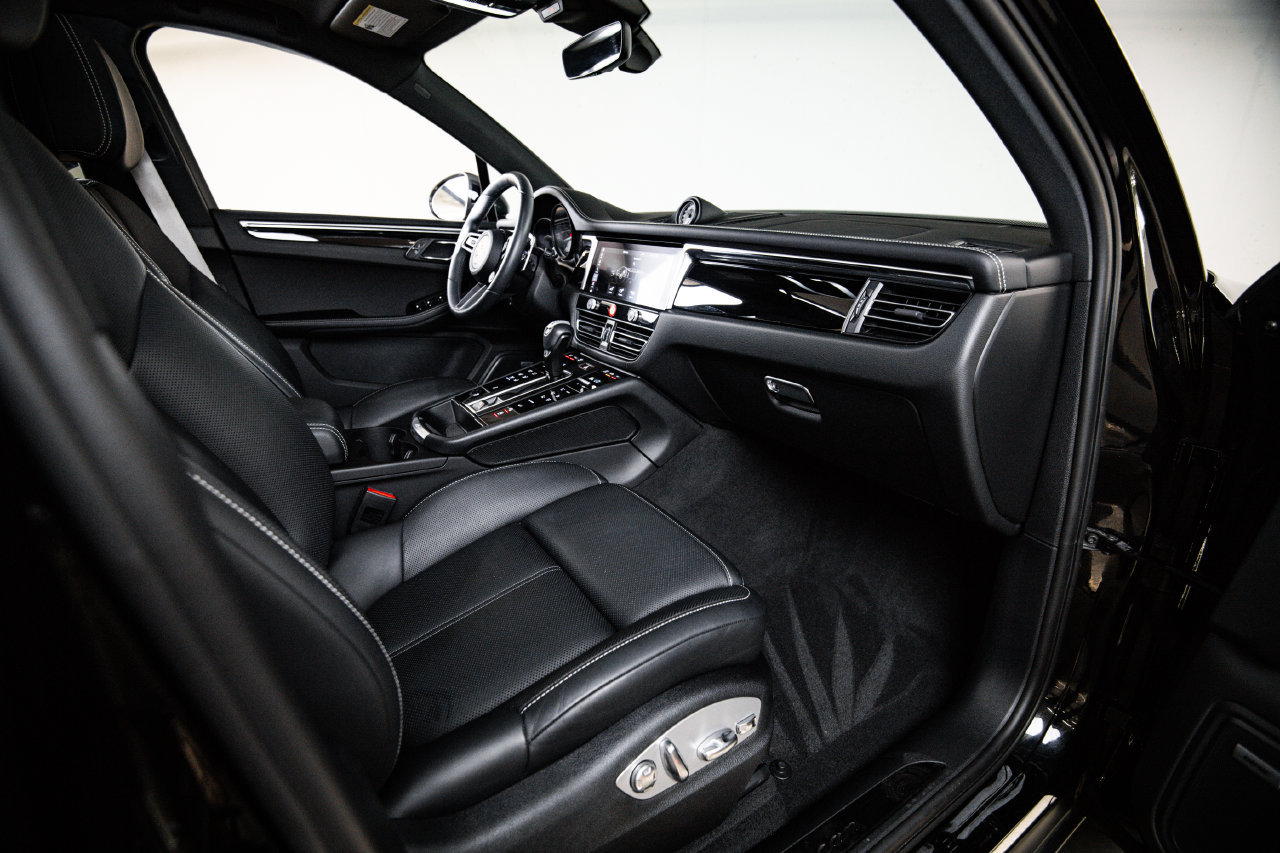 Certified 2023 Porsche Macan Turbo AWD/4WD image 28