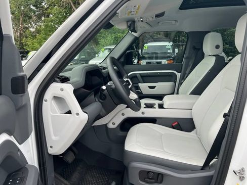 Used 2025 Land Rover Defender 110 X-Dynamic SE AWD/4WD image 31