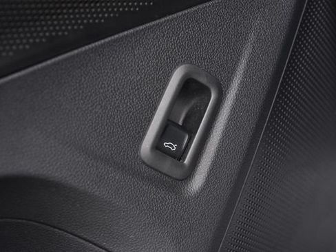 Certified 2025 Volkswagen Tiguan SE FWD image 9