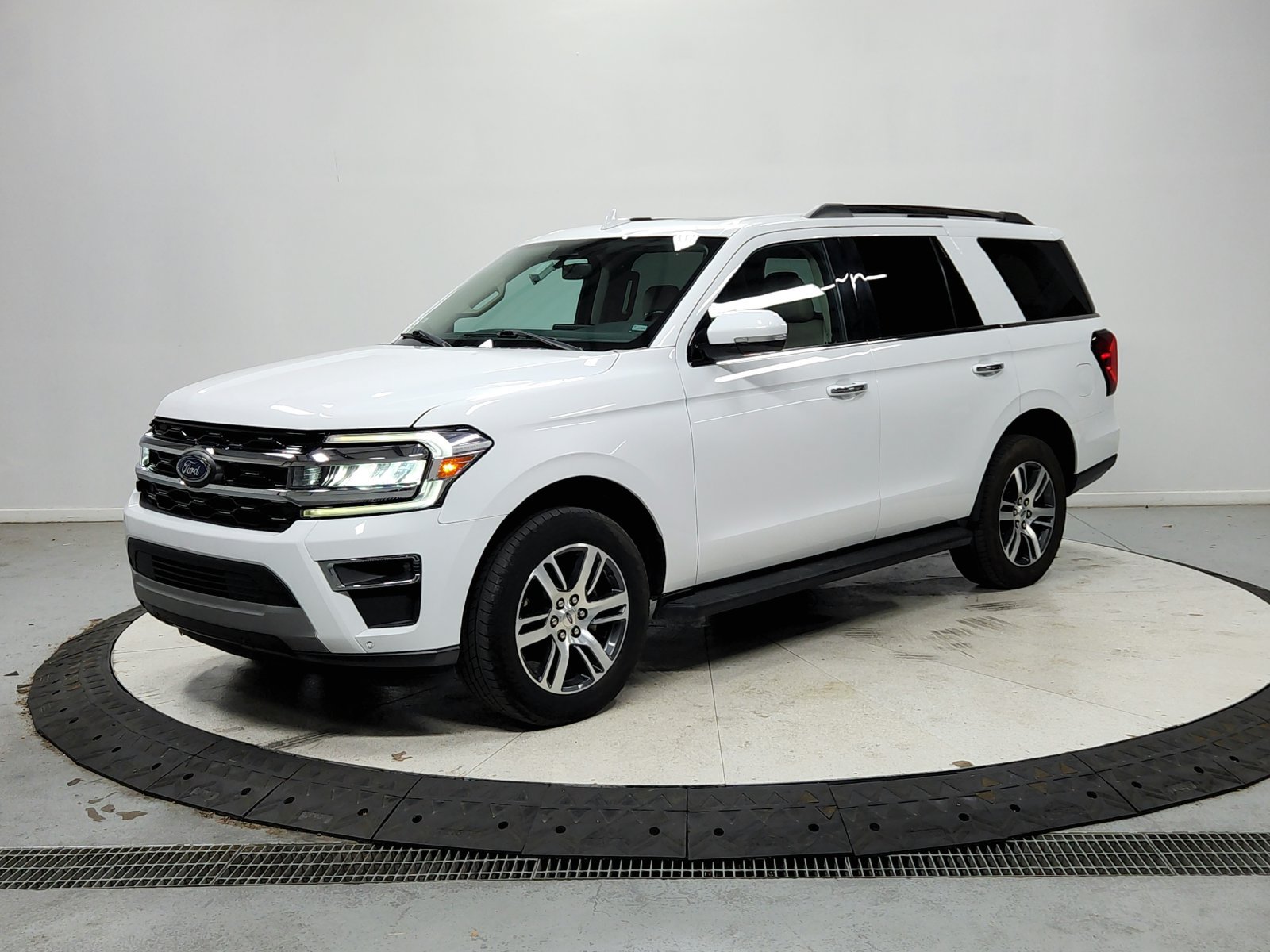 Used 2024 Ford Expedition Limited RWD image 4