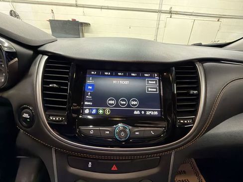 Used 2022 Chevrolet Trax LT w/ LT Convenience Package image 14