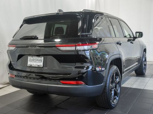 Used 2023 Jeep Grand Cherokee Limited w/ Black Appearance Package AWD/4WD image 4