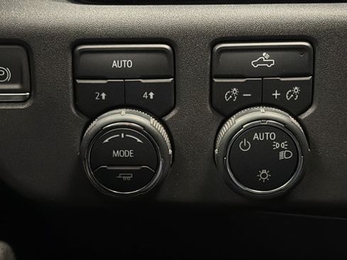Used 2023 Chevrolet Silverado 1500 LT AWD/4WD image 40