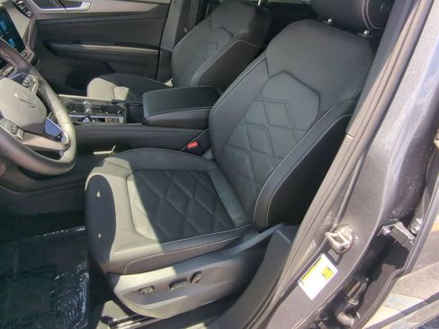 Used 2025 Volkswagen Atlas Cross Sport SE FWD image 21
