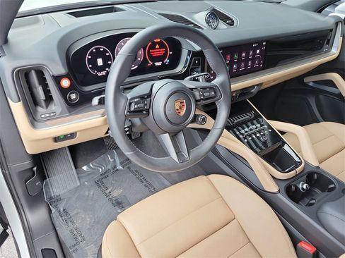 Used 2025 Porsche Cayenne E-Hybrid image 4