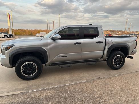 Used 2025 Toyota Tacoma TRD Off-Road image 4