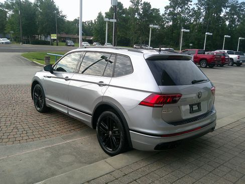 Used 2022 Volkswagen Tiguan SE R-Line image 2