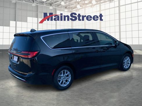 Used 2024 Chrysler Pacifica Touring-L image 5