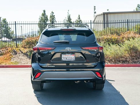 Certified 2025 Toyota Highlander Limited FWD image 8