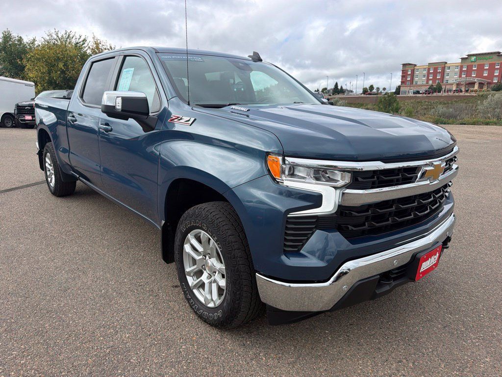 Used 2024 Chevrolet Silverado 1500 LT w/ Z71 Off-Road Package AWD/4WD image 3