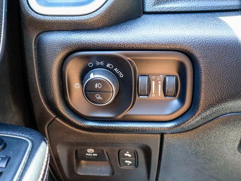 Used 2019 RAM 1500 Laramie AWD/4WD image 17