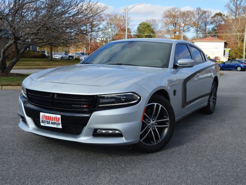 Used 2019 Dodge Charger SXT w/ Driver Confidence Group image 3