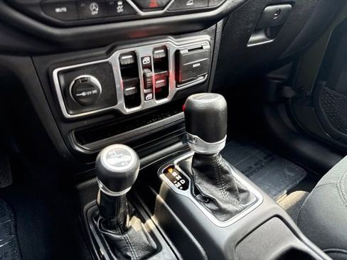 Used 2023 Jeep Gladiator Sport AWD/4WD image 19