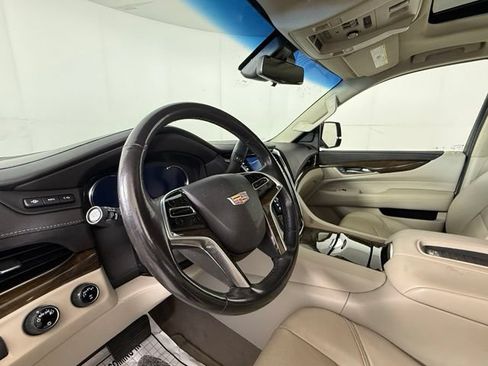 Used 2018 Cadillac Escalade Luxury AWD/4WD image 7