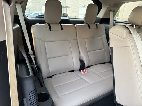 Used 2022 Ford Explorer Limited w/ Equipment Group 301A RWD image 17
