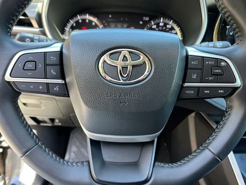 Used 2023 Toyota Highlander XLE AWD/4WD image 14