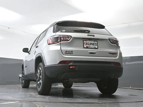 Used 2025 Jeep Compass Trailhawk AWD/4WD image 58