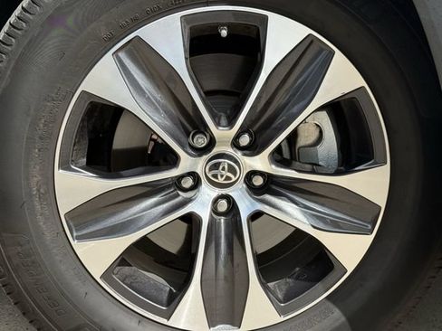 Used 2021 Toyota Highlander XLE AWD/4WD image 11