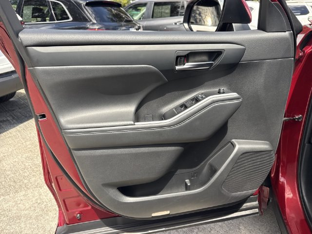 Used 2022 Toyota Highlander XLE FWD image 13