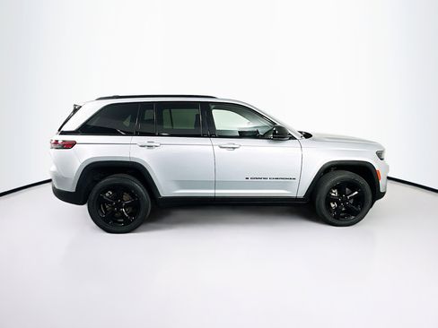 Used 2023 Jeep Grand Cherokee Altitude image 10