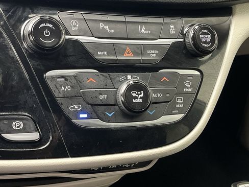 Used 2023 Chrysler Pacifica Touring-L image 21