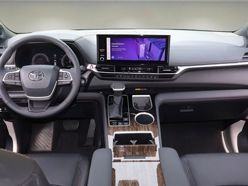 Used 2025 Toyota Sienna Limited FWD image 14